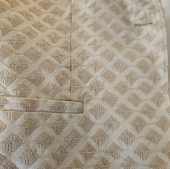 ARMANI COLLEZIONI size 2 beige cream silk blazer excellent condition. Like new. - Picture 5 of 11